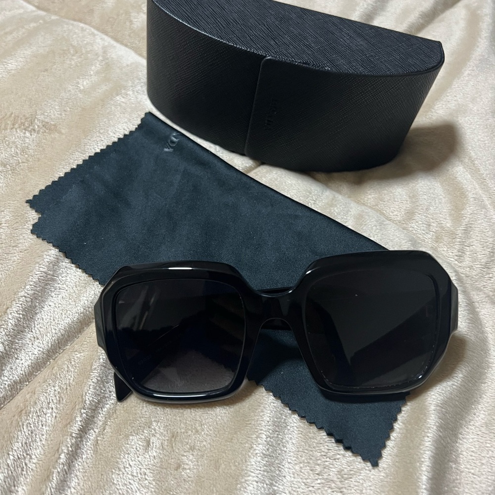 Prada Elegant Black Sunglasses